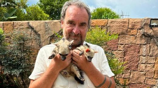 Ředitel dvorského safari parku Přemysl Rabas při veterinární kontrole hyenek, které se později povedlo získat pro zoo