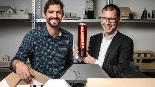 Jiří Opočenský a Štěpán Valouch s Českou cenou za architekturu pro rok 2020