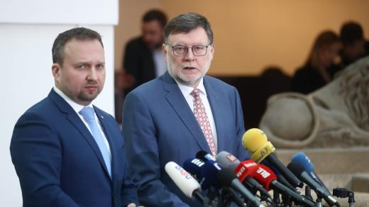 Ministr práce a sociálních věcí Marian Jurečka (vlevo) a ministr financí Zbyněk Stanjura