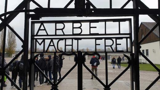 Vrata do koncentračního tábora Dachau s nápisem Arbeit macht frei