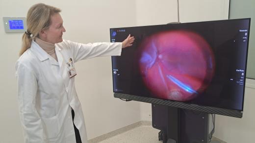 Oční lékařka Klára Mazalová ukazuje moderní techniku, kterou bude moci se svými kolegy nově využívat