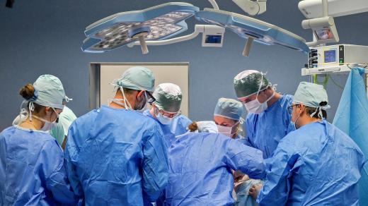Lékaři v operačním sále