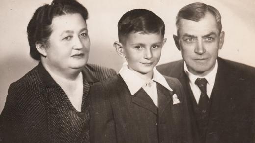 Marie a Josef Weberovi, adoptivní rodiče, uprostřed Petr Weber. 