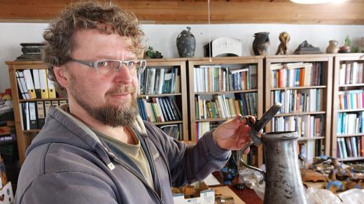 Archeolog Petr Duffek s cínovým korbelem