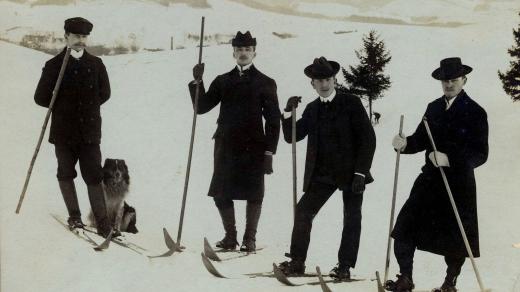 První lyžníci v Hronově v roce 1903: počtovní úředník Šára, továrník Posselt a učitelé Švorčík s Matějkou