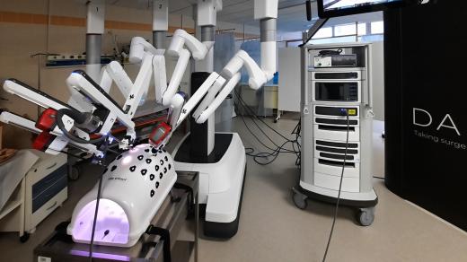 Nový přístroj na robotické operace v jihlavské nemocnici