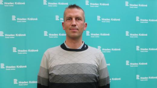 Petr Hruša ve studiu Českého rozhlasu Hradec Králové