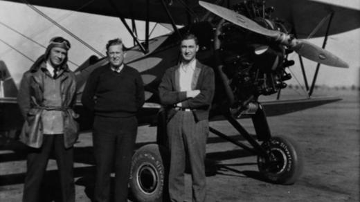 Cestovatel a dobrodruh Richard Halliburton (vpravo) na dobové fotografii