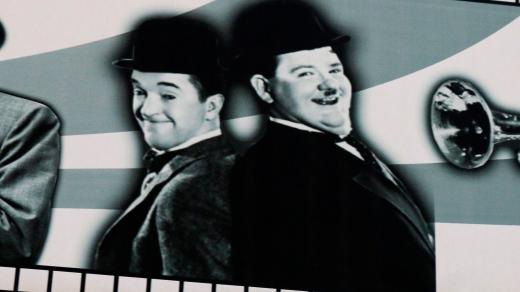 Stan Laurel a Oliver Hardy na bilboardu