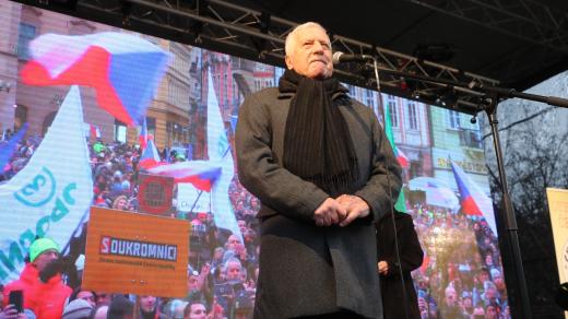Václav Klaus na demonstraci na pražském Staroměstském náměstí