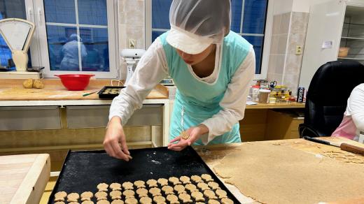 Budoucí cukráři v Nové Pace pracují v těchto dnech v dílnách od časného rána