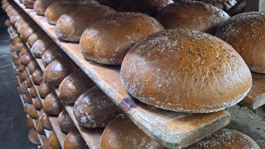 Bochníky chleba v Pekařství Cais ve Vlachově Březí