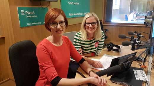 Archivářka Jana Domanická (vlevo) a Anna Peřinová, vedoucí oddělení historických sbírek Plzeňského Prazdroje