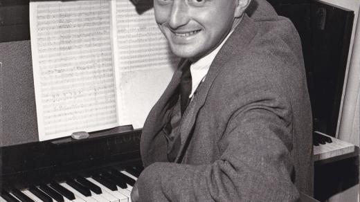 Zdeněk Petr nad partiturou hry Kat a blázen kolem roku 1945