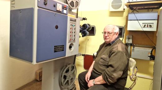 Retro kino ve Vyšším Brodě, staré stroje obsluhuje zvukař Jan Friedl