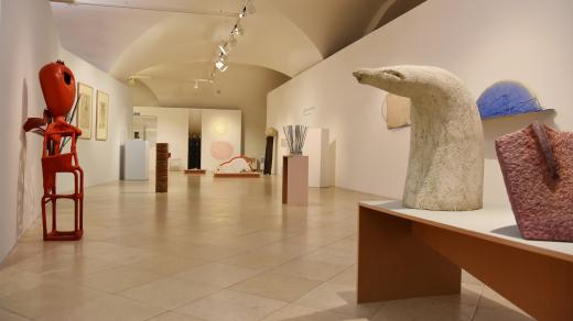 Výstava Těsné formy ve Východočeské galerii