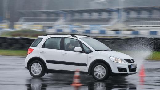Na Autodromu Sosnová pořádají kurzy bezpečné jízdy pro seniory