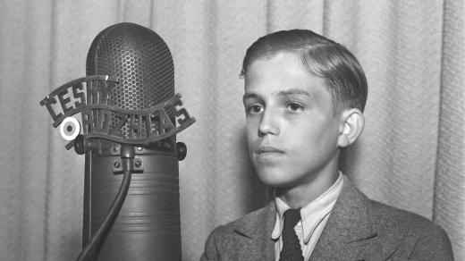 Sedmnáctiletý Antonín Jedlička u rozhlasového mikrofonu (25. 7. 1940)