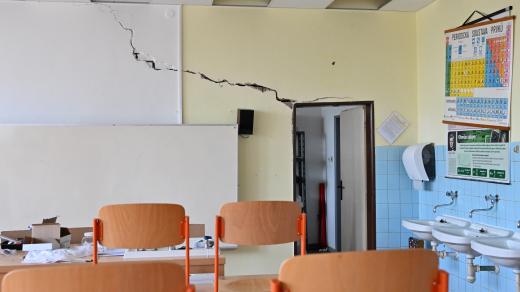 Základní škola v Prušánkách, kde se vlivem sucha objevily velké trhliny