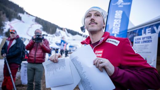 Sjezdař Julian Schütter s dopisem Mezinárodní lyžařské federaci FIS