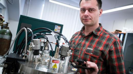 Profesor Tomáš Polcar vede na elektrotechnické fakultě ČVUT tým vědců, kteří se vývojem superpovlaků zabývají
