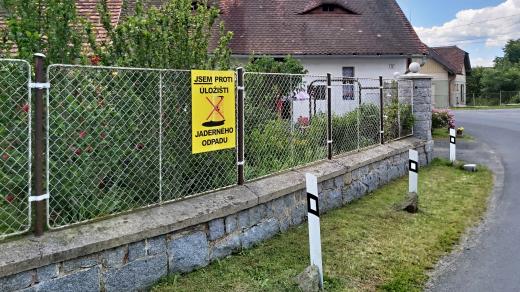 Obyvatelé obcí z lokality Březový potok se nechtějí smířit s tím, že by na jejich území mělo vzniknout úložiště jaderného odpadu. Místní proti tomu bojují už 17 let, teď chtějí své protesty pořádat ještě častěji