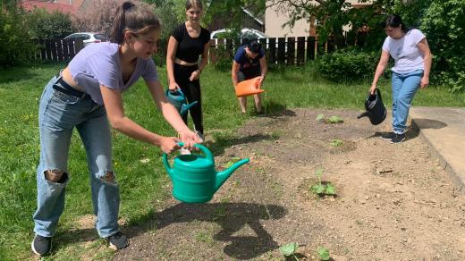 Studenti dobrušského gymnázia a novoměstské základní školy pomáhají místním Ukrajincům s pěstováním zeleniny a ovoce