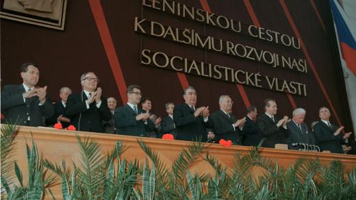 XIV. sjezd KSČ v květnu 1971. Uprostřed generální tajemník ÚV KSČ a prezident ČSSR Gustáv Husák