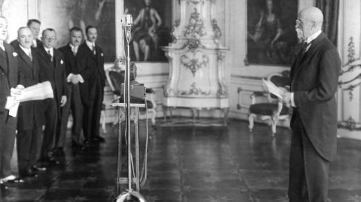 FOTO - T_G_Masaryk_predcita_poselstvi 28.10.1928.jpg