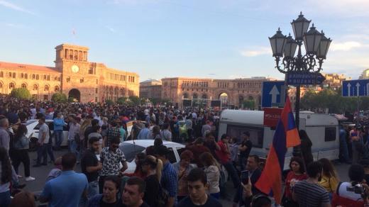 Protesty v Arménii, jak je zachytilo litvínovské Docela velké divadlo