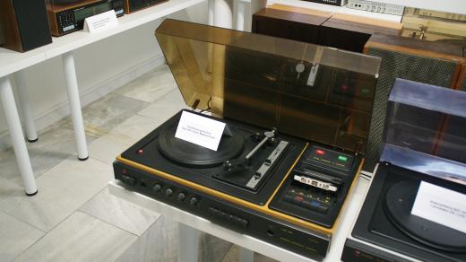 Kdysi populární gramofon s kazetovým magnetofonem