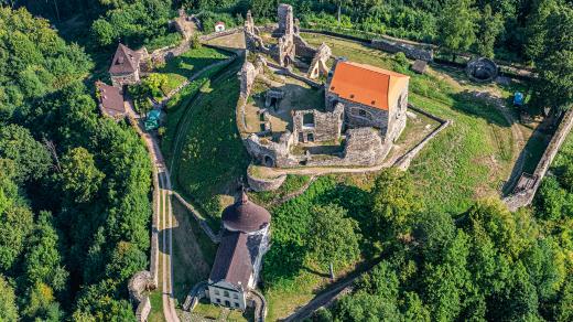 Hrad Potštejn je jednou z nejrozsáhlejších, nejkrásnějších a nejslavnějších zřícenin v Čechách. Dochováno je opevnění, hradní brány, kaple, hradní palác je rekonstruován