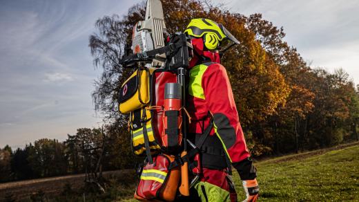 Nové speciální baťohy používané hasiči v Královehradeckém kraji