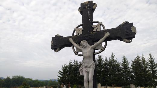 Kříž na hřbitově na Podbrdsku