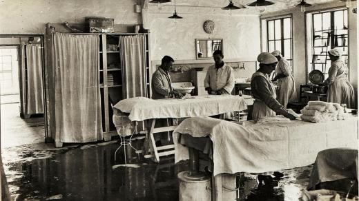 Polní nemocnice v Oseku v roce 1916, operační sál