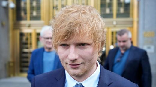 Ed Sheeran odchází od soudu, kde vypovídal ohledně údajného plagiátorství