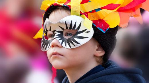 Dítě v karnevalové masce