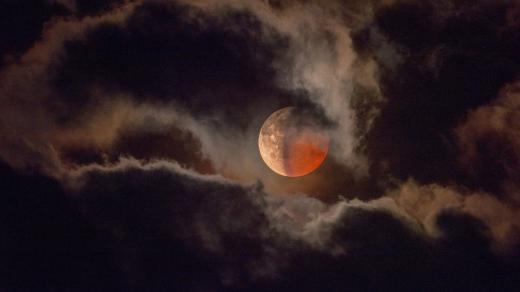 Krásy vesmíru na astrofotografiích Zdeňka Bardona - fáze Měsíce fotografovaná na Šumavě