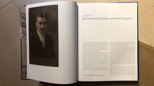 Ukázka z monografie Jock Peters, Architecture and Design: The Varieties of Modernism
