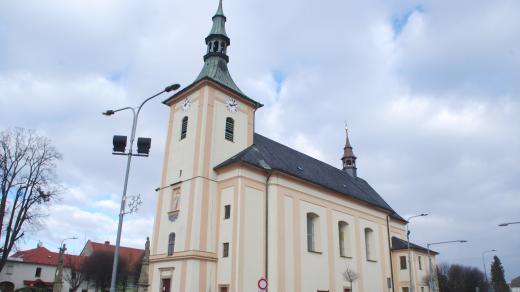Pozdně barokní farní kostel z let 1784-87 je zasvěcen sv. Vavřinci