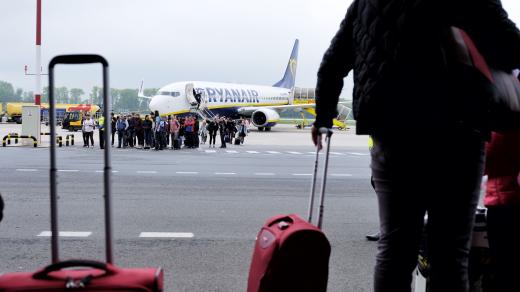 Cestující vystupují z letadla na pardubickém letišti