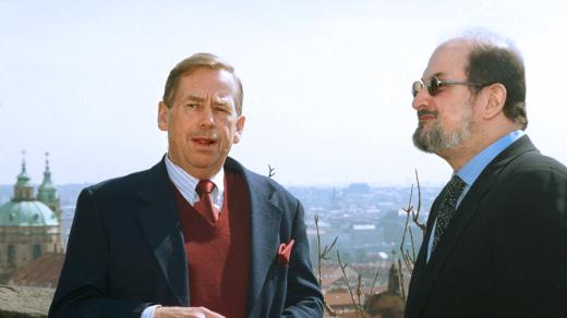 Spisovatel Salman Rushdie (vpravo) s Václavam Havlem v Praze v roce 2001