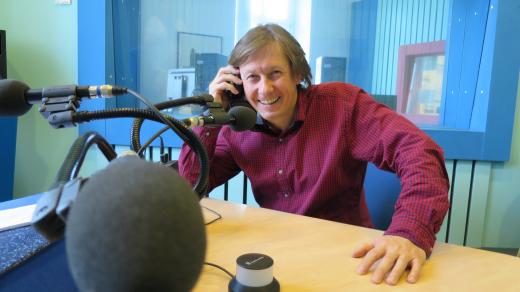 Kouzelník Pavel Kožíšek v rozhlasovém studiu
