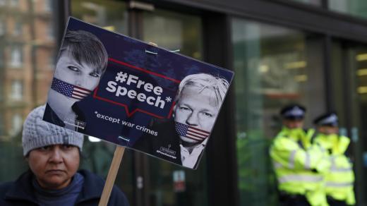 Protest před soudem ve Westminsteru, který má rozhodnout o vydání Assange do USA