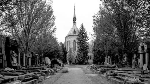 Novogotická kaple sv. Václava dominující středu Vinohradského hřbitova