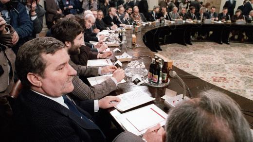 Lech Walesa u kulatého stolu na jednání s představiteli komunistické vlády (6. února 1989)