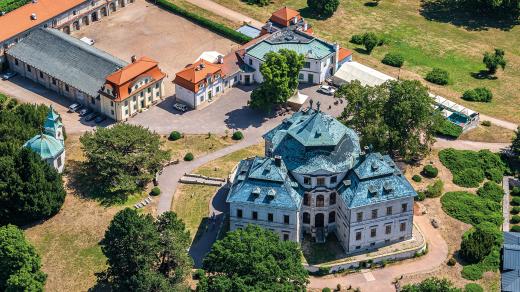 Karlova Koruna je zámek patřící k nejvýznamnějším barokním stavbám v Česku. Stojí na návrší Chlumec v západní části města Chlumec nad Cidlinou