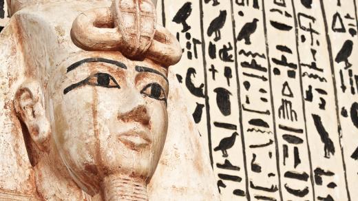 Egyptské písmo hieroglyfy celá staletí nikdo nedokázal rozluštit