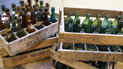 Historické pivní lahve v přepravkách