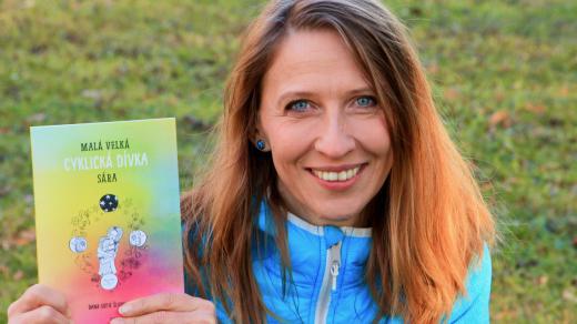 Kniha o cyklické dívce Sáře otevírá dveře do dospívání